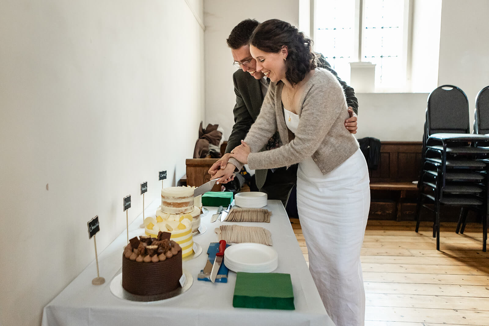 Cutting the cake at the Elmgrove Centre Bristol| Wedding Photographer